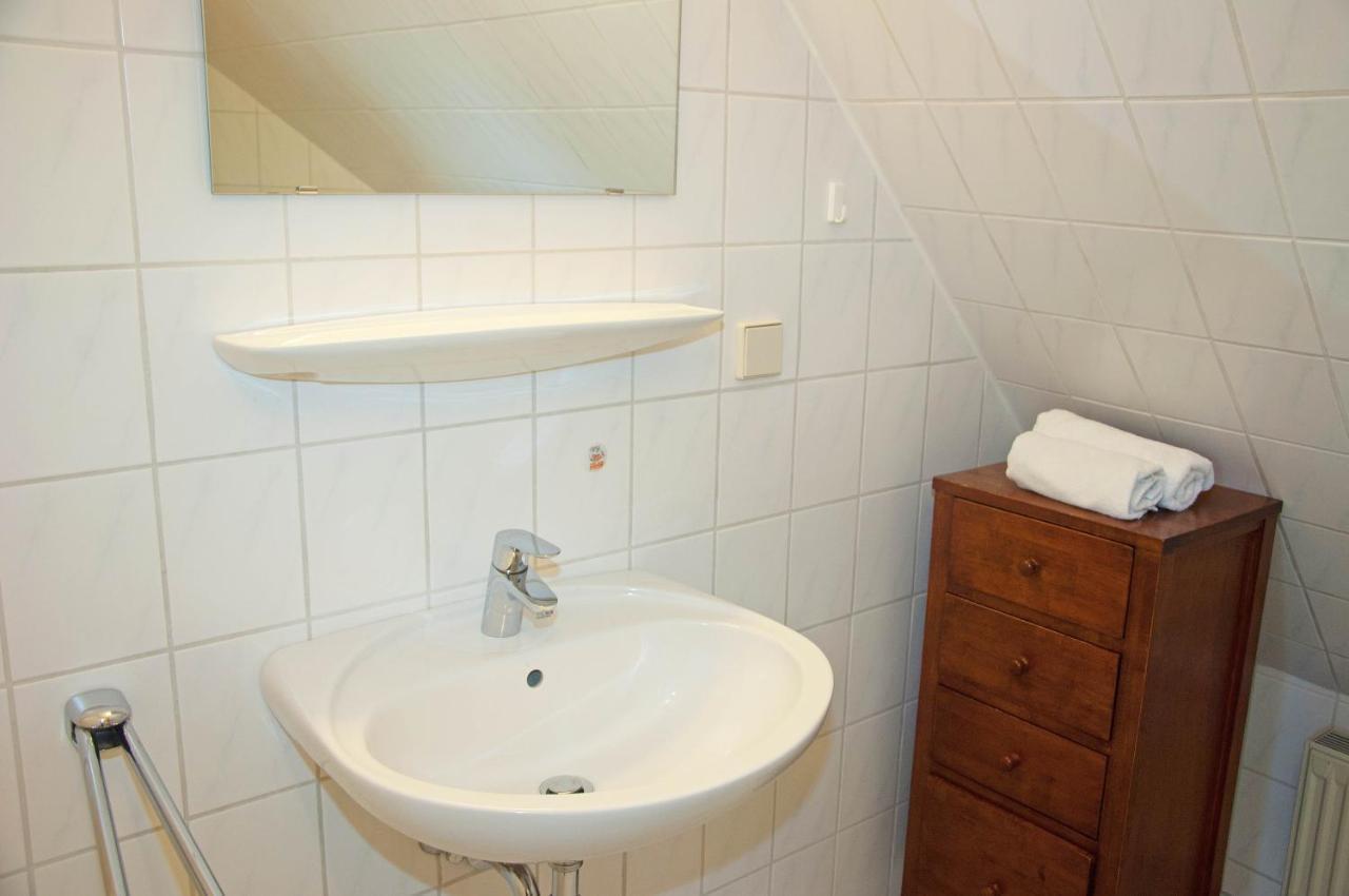 Wg Bernstein - Reetdachhaus - Ruhe Und Seeblick Sellin  Exteriör bild