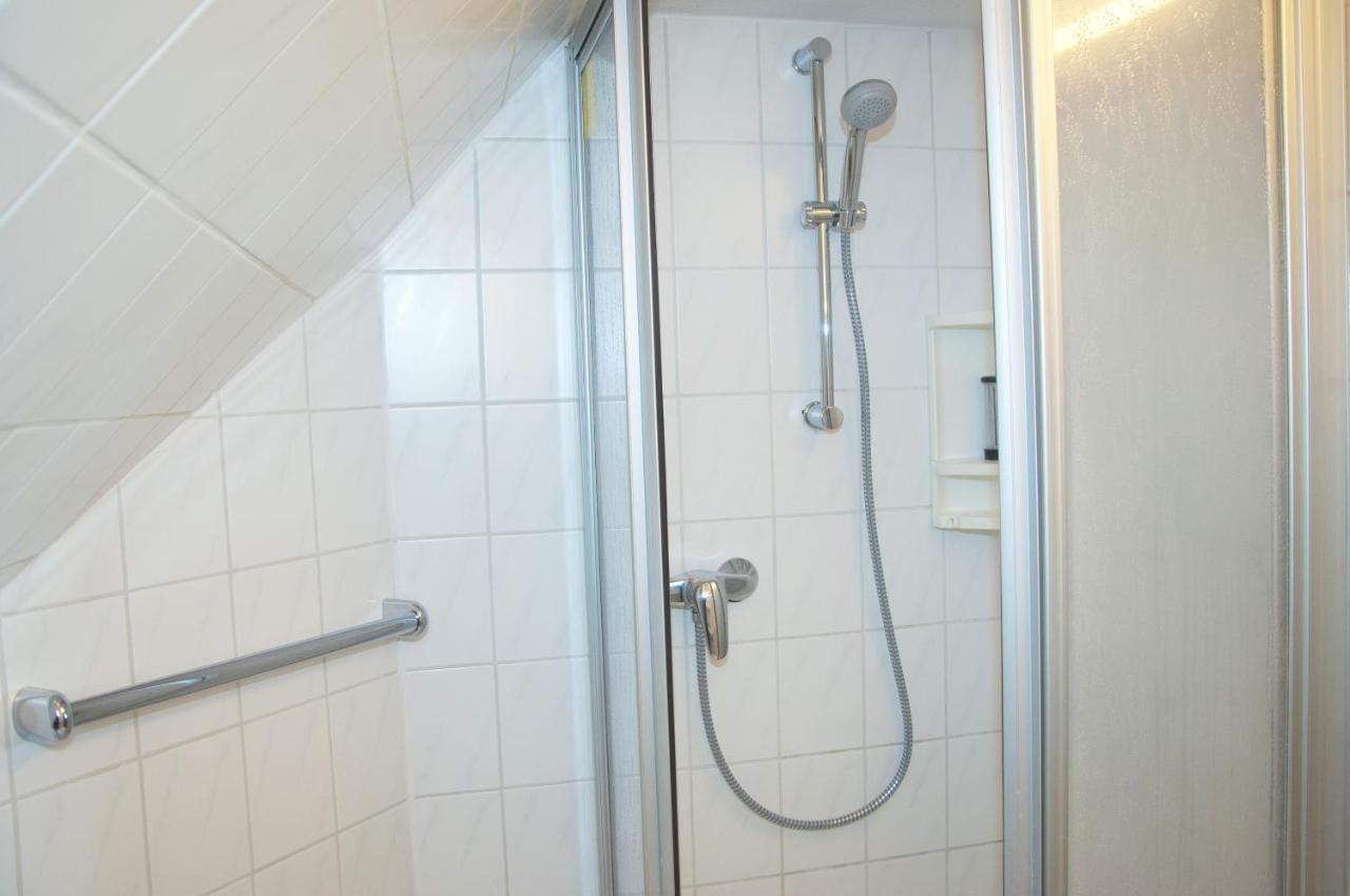Wg Bernstein - Reetdachhaus - Ruhe Und Seeblick Sellin  Exteriör bild