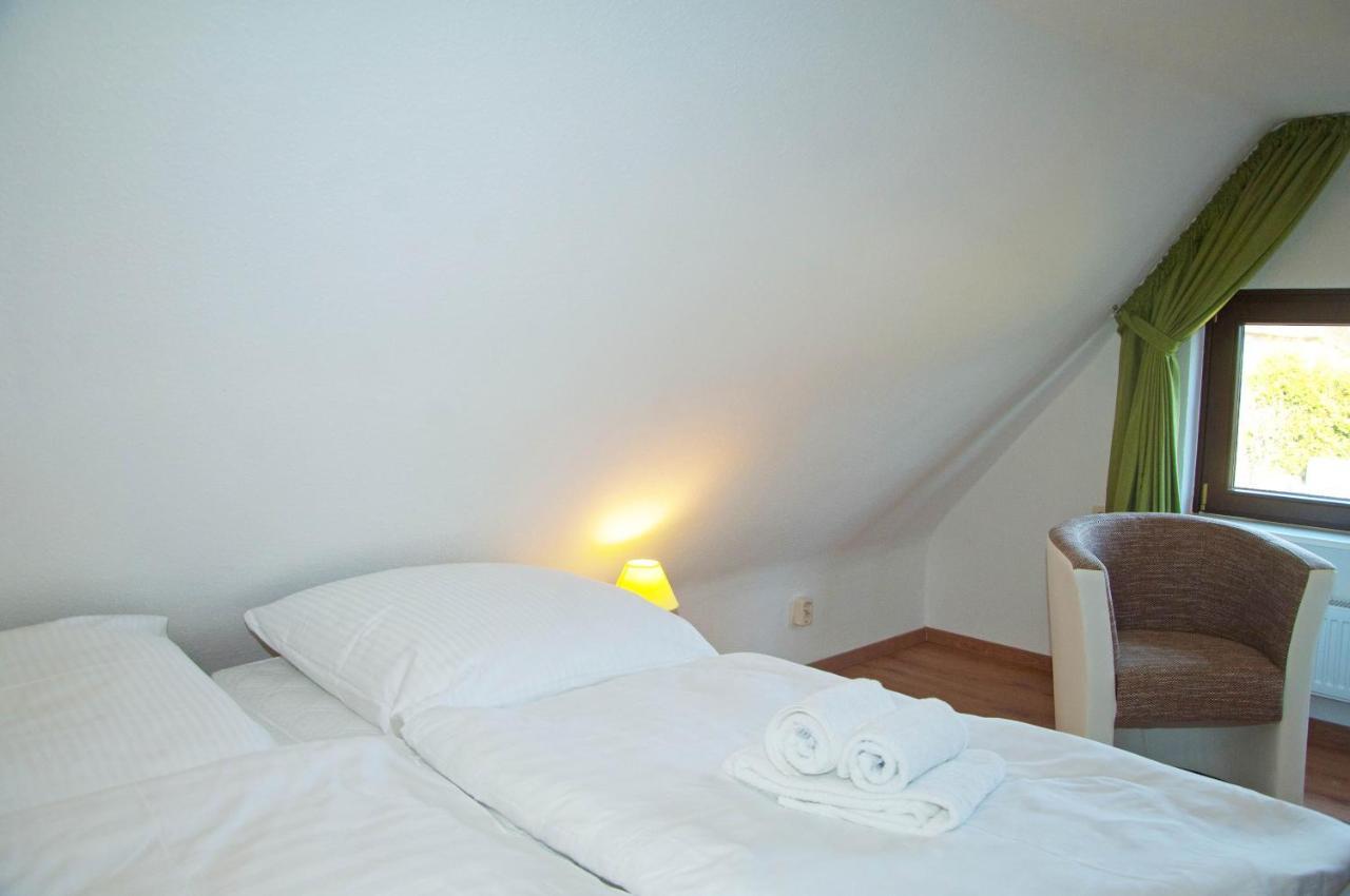 Wg Bernstein - Reetdachhaus - Ruhe Und Seeblick Sellin  Exteriör bild